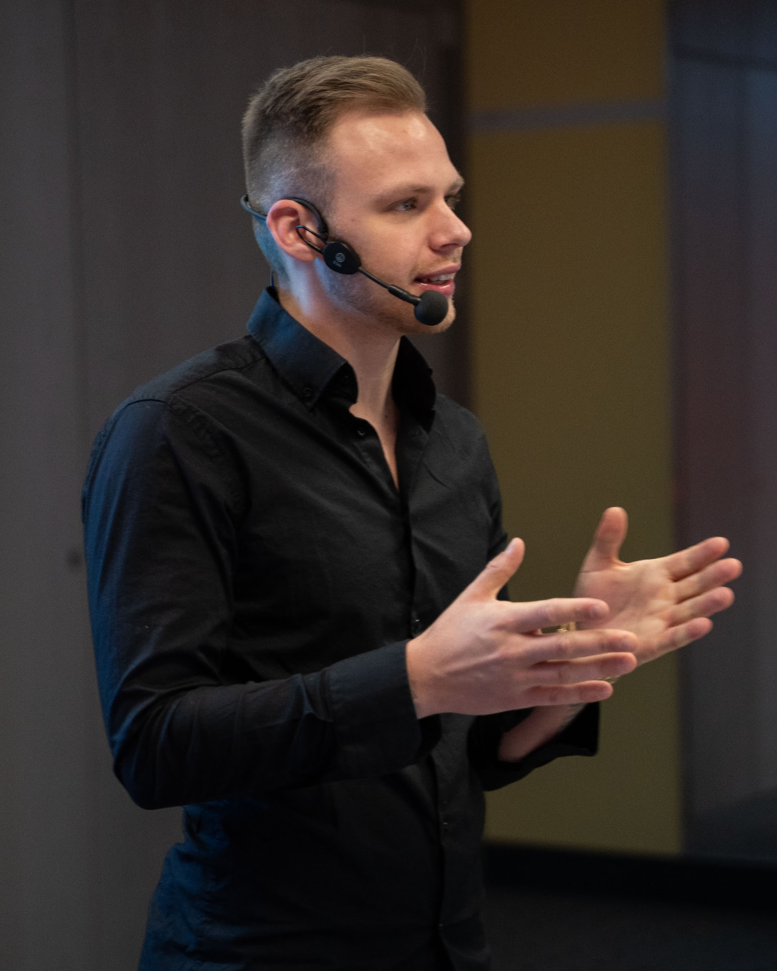 Andreas Vezonik giving a talk with a headset microphone