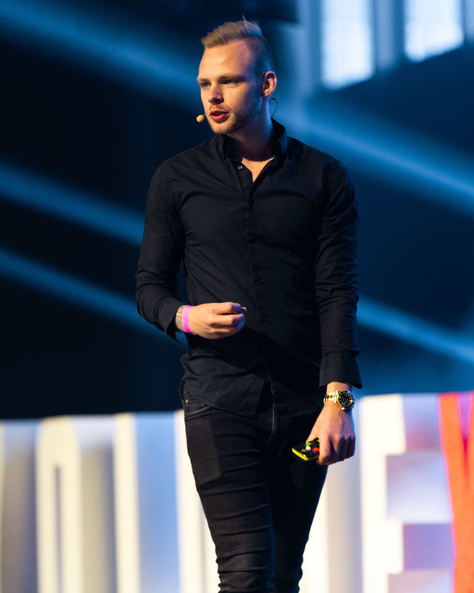 Andreas Vezonik as a keynote speaker on an illuminated stage