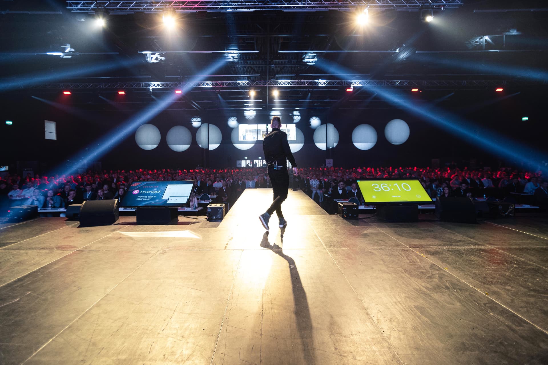 Andreas Vezonik on stage in front of a large audience